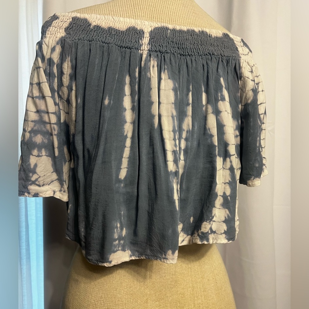 Kiwi & punch Women’s tie-dyed White & Blues flowy Stretch Lined crop top size L